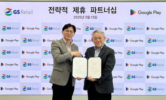 지난 13일 서울 역삼동 GS리테일 본사 역삼 GS타워에서 오진석 GS리테일 BU장(왼쪽)과 코이(Koi) 구글 아시아 총괄 부사장이 파트너십 협약을 체결하고 기념촬영을 하고 있다. GS25 제공